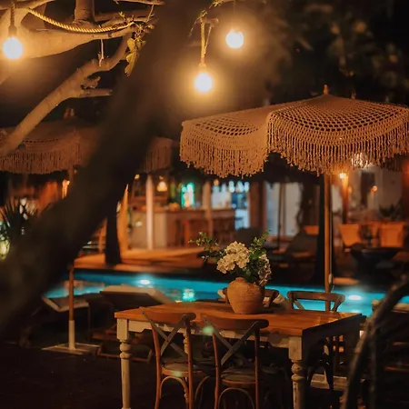 Cadde75 Alacati ベッド・アンド・ブレックファスト Çeşme